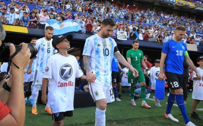 Messi salta al césped en El Sadar ante unas gradas abarrotadas y con un gran número de aficionados argentinos.