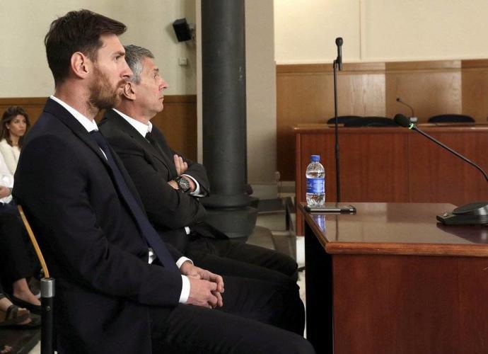 Fotografía de archivo del jugador del FC Barcelona, Lionel Messi y su padre en los juzgados.