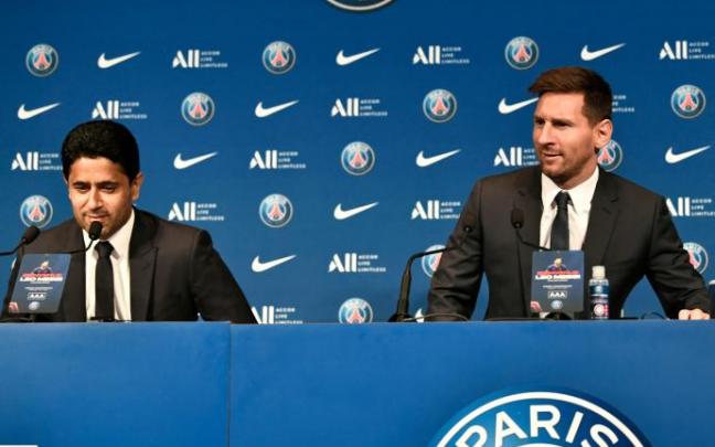 Messi, con el presidente del PSG, Nasser Al-Khelaifi, durante su presentación. Messi, con el presidente del PSG, Nasser Al-Khelaifi, durante su presentación.
