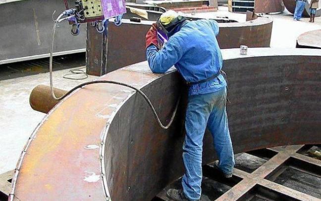 Un empleado realiza trabajos de soldadura.