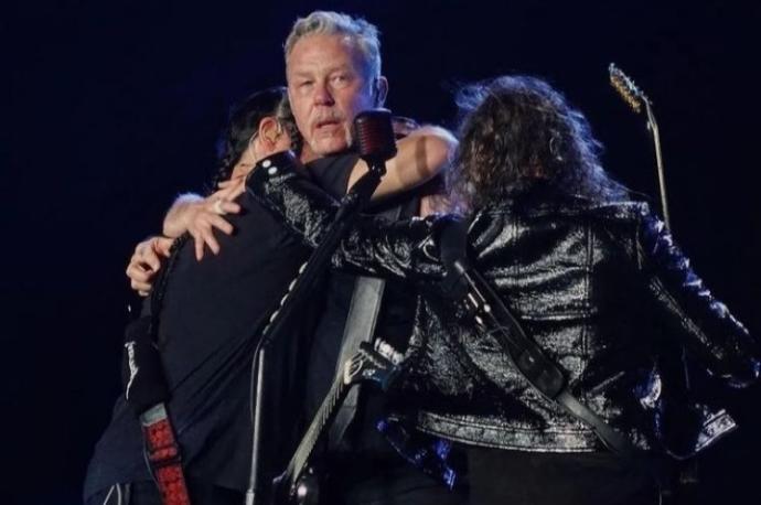 James Hetfield, abrazado por sus compañeros de Metallica, durante el concierto en Brasil.