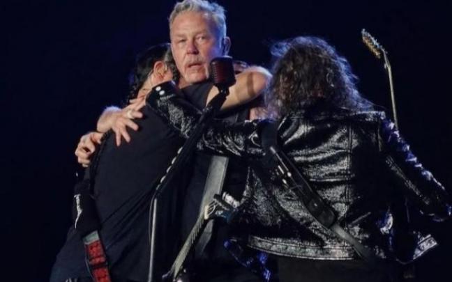 James Hetfield, abrazado por sus compañeros de Metallica, durante el concierto en Brasil. James Hetfield, abrazado por sus compañeros de Metallica, durante el concierto en Brasil.