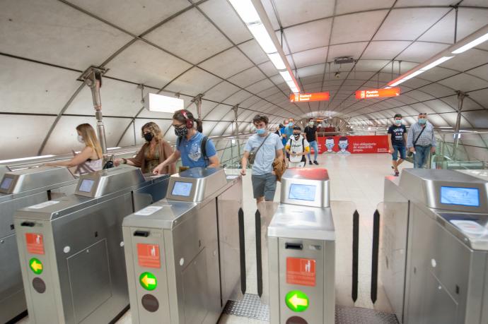 La pandemia sigue lastrando las cifras del metro aunque menos que en 2020.