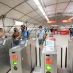 Varias personas en Metro Bilbao.