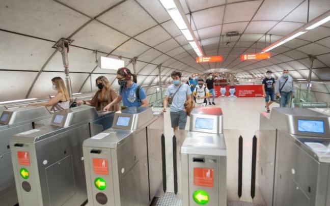 Varias personas en Metro Bilbao. Varias personas en Metro Bilbao.
