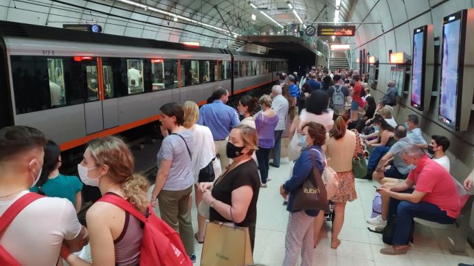 Varias estaciones del metro están teniendo aglomeraciones de viajeros en sus andenes en estos momentos