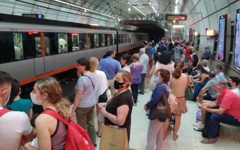 Varias estaciones del metro están teniendo aglomeraciones de viajeros en sus andenes en estos momentos