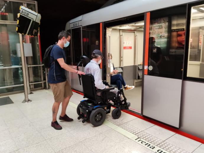 Carlos Loizaga y Aitor Esturo sortean el espacio entre el andén y el vagón del metro en la estación de Deusto.