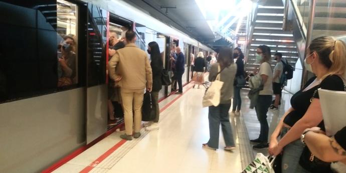 El metro ha registrado retrasos en hora punta.