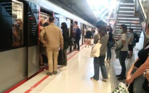 El metro ha registrado retrasos en hora punta. El metro ha registrado retrasos en hora punta.