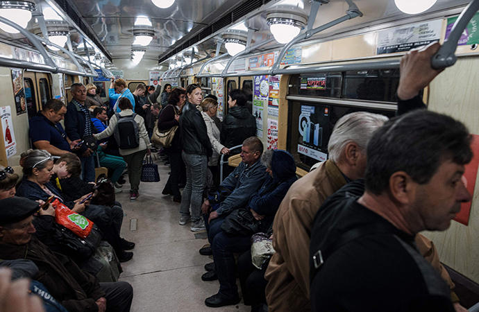 Un grupo de personas en el metro de Járkov.