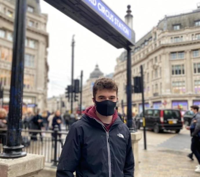 Iván Galdeano, en la estación londinense de metro de Oxford Circus.