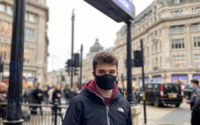 Iván Galdeano, en la estación londinense de metro de Oxford Circus. Iván Galdeano, en la estación londinense de metro de Oxford Circus.