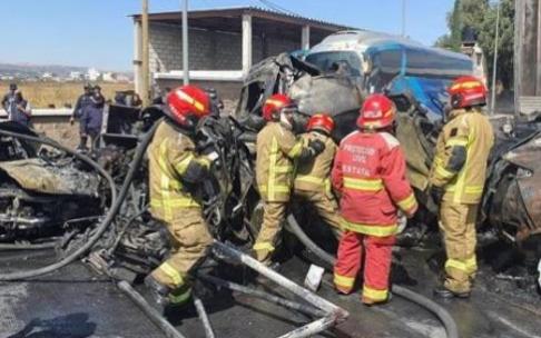 Los equipos de rescate trabajando en la zona del accidente.