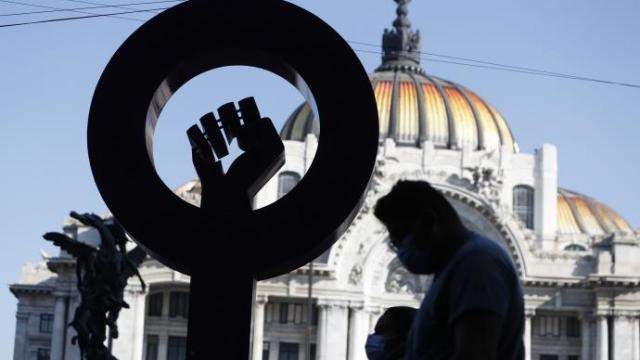 Fotografía de la escultura erigida para pedir justicia y rechazar la violencia de género y los feminicidios en México.