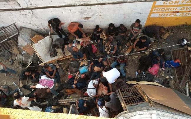 Varios migrantes lesionados tras un accidente del camión en que viajaban en el municipio Chiapa de Corzo, estado de Chiapas.