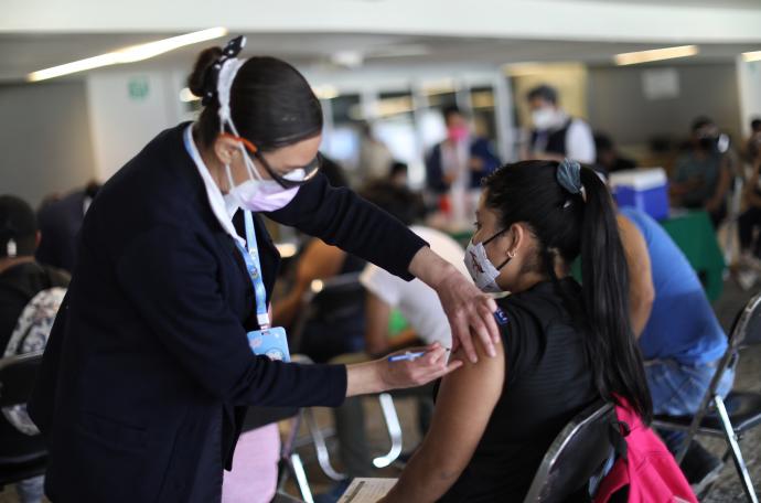 Una joven recibe una dosis de la vacuna contra la covid-19, en Ciudad de México (México).