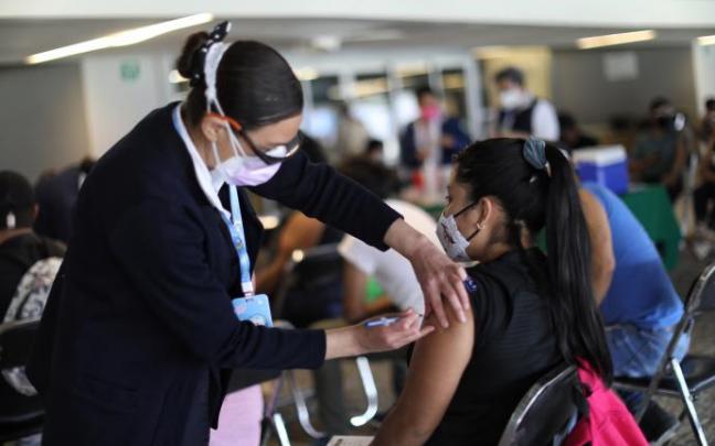 Una joven recibe una dosis de la vacuna contra la covid-19, en Ciudad de México (México).