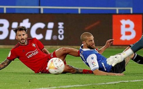 Laguardia, en la imagen junto a Rubén García, es uno de los que ha alternado titularidad y suplencia en el eje de la retaguardia. Foto: Efe