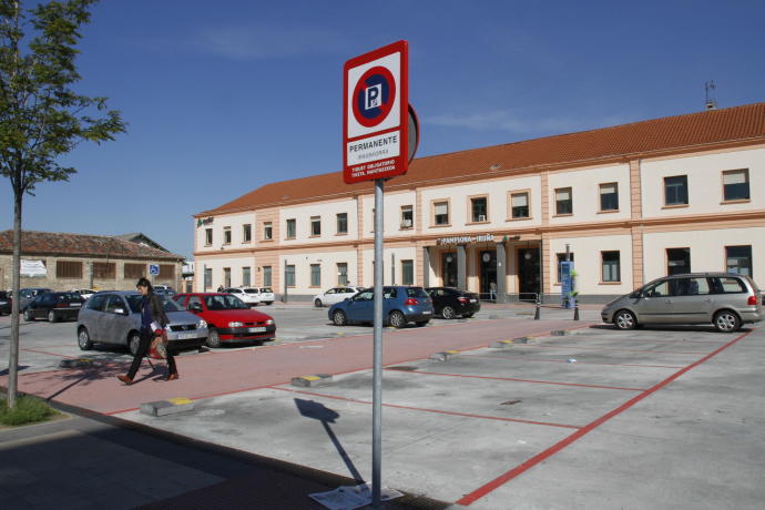 Vista del aparcamiento de la estación de tren (Renfe) regulado por la zona roja de la ORA.