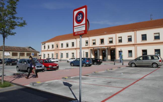 Vista del aparcamiento de la estación de tren (Renfe) regulado por la zona roja de la ORA. Vista del aparcamiento de la estación de tren (Renfe) regulado por la zona roja de la ORA.