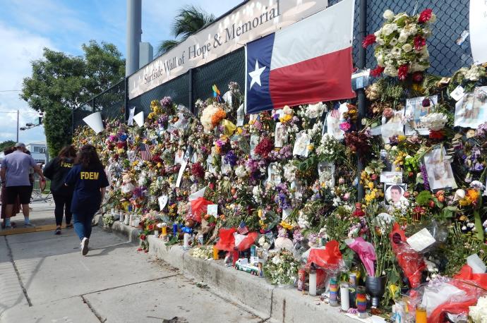 Valla dedicada a los desaparecidos en el derrumbe del edificio de Miami
