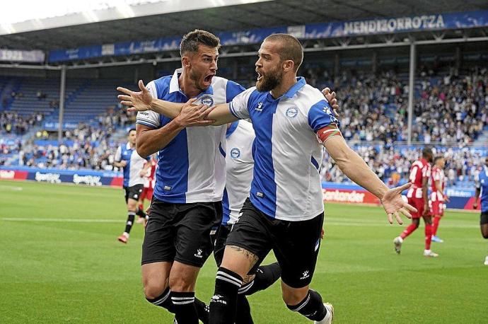 Miazga celebra, junto a Laguardia, el tanto de la victoria frente al Atlético de Madrid en Mendizorroza. Foto: Iñigo Foronda