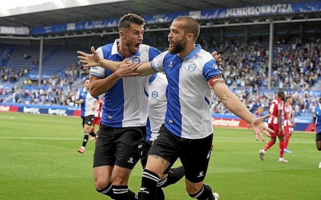 Miazga celebra, junto a Laguardia, el tanto de la victoria frente al Atlético de Madrid en Mendizorroza. Foto: Iñigo Foronda