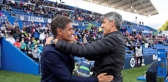 Míchel e Imanol se saludan antes del partido