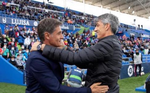 Míchel e Imanol se saludan antes del partido