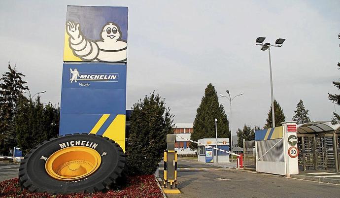 Acceso por Avenida del Cantábrico a la factoría de Michelin en la capital alavesa. Foto: Cedida