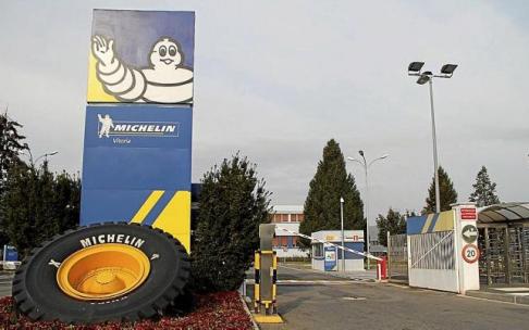 Acceso por Avenida del Cantábrico a la factoría de Michelin en la capital alavesa. Foto: Cedida