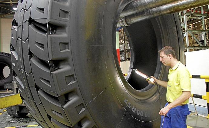 Un operario revisa una unidad de la rueda gigante, que se monta en la factoría de Michelin en la capital alavesa y se exporta a diferentes lugares del planeta. Foto: Cedida