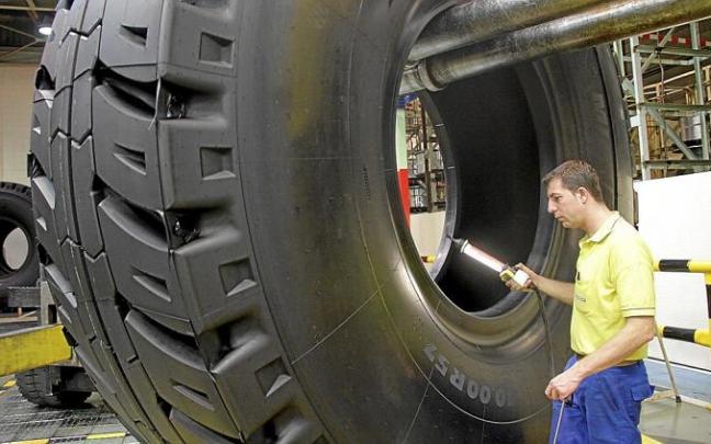 Un operario revisa una unidad de la rueda gigante, que se monta en la factoría de Michelin en la capital alavesa y se exporta a diferentes lugares del planeta. Foto: Cedida
