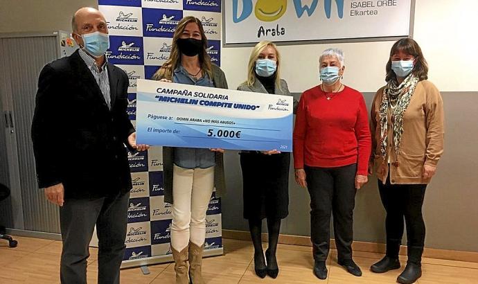 Los representantes de Down Araba (i) y Adela (d) reciben los cheques de la mano de la directora de la Fundación Michelin, Mónica Rius, y del director de la planta de Michelin en Vitoria, Mariano Arconada. Fotos: Cedidas