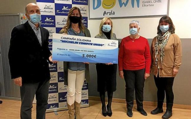 Los representantes de Down Araba (i) y Adela (d) reciben los cheques de la mano de la directora de la Fundación Michelin, Mónica Rius, y del director de la planta de Michelin en Vitoria, Mariano Arconada. Fotos: Cedidas