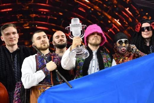 El grupo ucraniano, con el micrófono de cristal celebrando su triunfo en Turín.