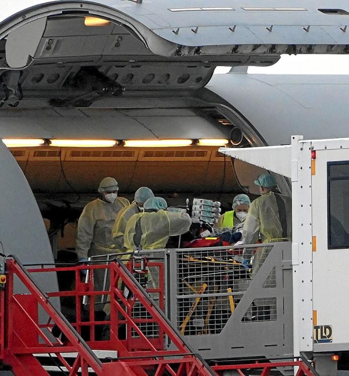 Sanitarios trasladan en avión a un paciente infectado con covid-19. Foto: Efe