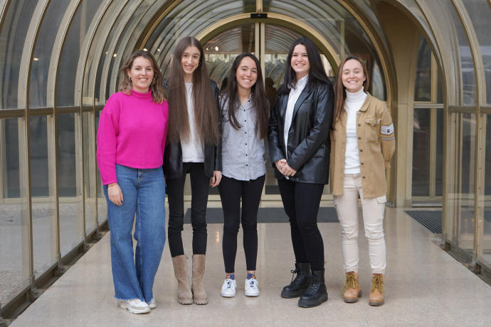 Ana Etayo, Aitana Cascante, Leire Gómez, Meritxell Ariadna y Andrea Arilla, cinco de las siete responsables del proyecto. Faltan Johana Valdivieso e Inés Arellano, de Erasmus.