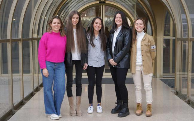 Ana Etayo, Aitana Cascante, Leire Gómez, Meritxell Ariadna y Andrea Arilla, cinco de las siete responsables del proyecto. Faltan Johana Valdivieso e Inés Arellano, de Erasmus. Ana Etayo, Aitana Cascante, Leire Gómez, Meritxell Ariadna y Andrea Arilla, cinco de las siete responsables del proyecto. Faltan Johana Valdivieso e Inés Arellano, de Erasmus.