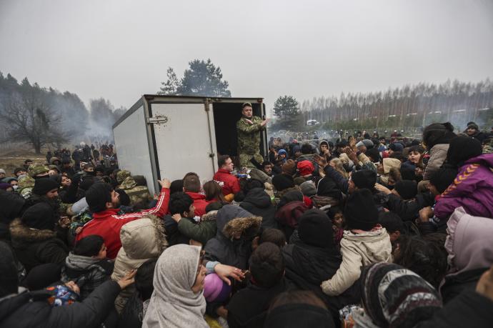 Migrantes en la frontera entre Bielorrusia y Polonia tratando de acceder a ayuda