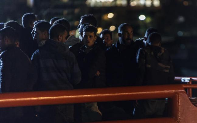 Migrantes en el puerto de Arguineguín el pasado septiembre