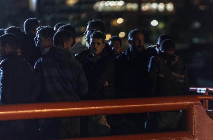 Migrantes rescatados a su llegada al puerto de Arguineguín en Gran Canaria