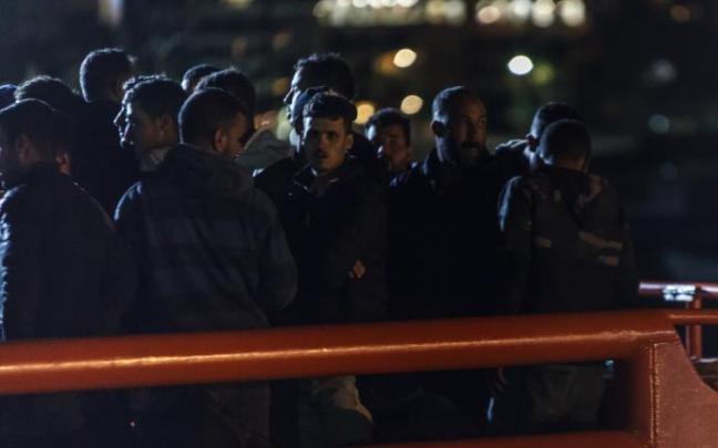 Migrantes rescatados a su llegada al puerto de Arguineguín en Gran Canaria Migrantes rescatados a su llegada al puerto de Arguineguín en Gran Canaria
