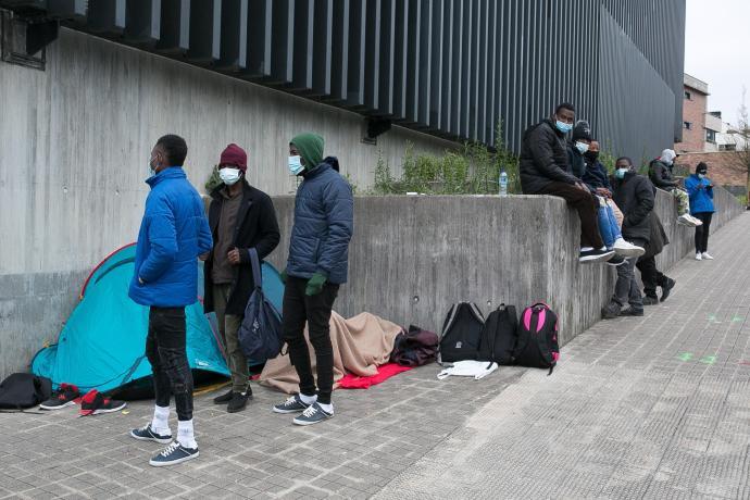 Varios migrantes en Irun a la espera de cruzar la muga