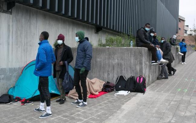 Varios migrantes en Irun a la espera de cruzar la muga