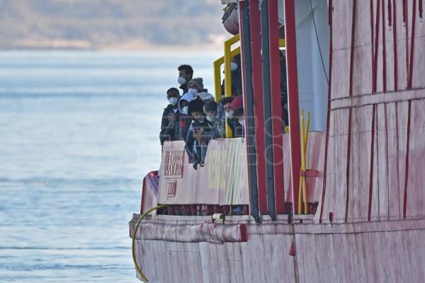 500 migrantes esperan en el Mediterráneo el permiso para desembarcar a bordo de barcos de distintas ONGs.