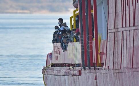 500 migrantes esperan en el Mediterráneo el permiso para desembarcar a bordo de barcos de distintas ONGs.