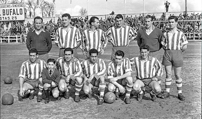 1 de abril de 1956. Alavés-Valencia (3-3). Mendizorroza. De pie (izda. a dcha.): Arbulu (portero suplente), Ucelay, Ibarra, Eguskiza, Carlos Larrañaga y Aitor Muruamendiaraz. Agachados (izda. a dcha.): Sanz, Etxeandia, Contrasta, Etxaniz y Erdozia. ¡En la