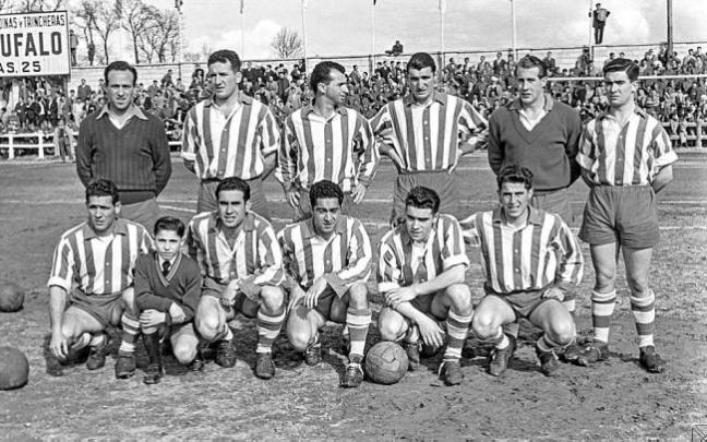 1 de abril de 1956. Alavés-Valencia (3-3). Mendizorroza. De pie (izda. a dcha.): Arbulu (portero suplente), Ucelay, Ibarra, Eguskiza, Carlos Larrañaga y Aitor Muruamendiaraz. Agachados (izda. a dcha.): Sanz, Etxeandia, Contrasta, Etxaniz y Erdozia. ¡En la